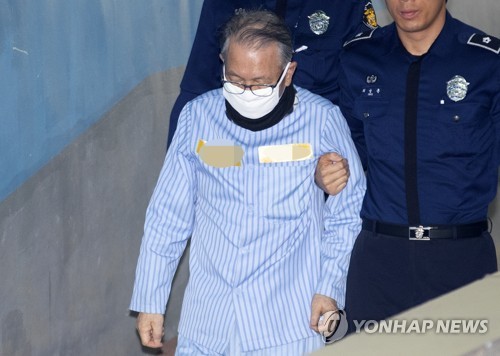 '세월호 보고시각 조작' 김기춘, 1심서 징역 1년 집유 2년
