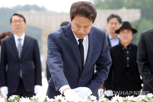 5·18묘지 참배하는 임종석 전 대통령 비서실장