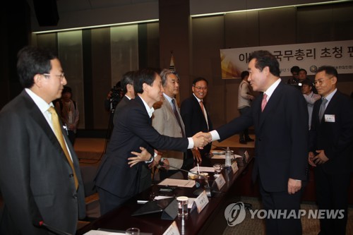 편집인협회 토론회서 인사하는 이낙연 총리