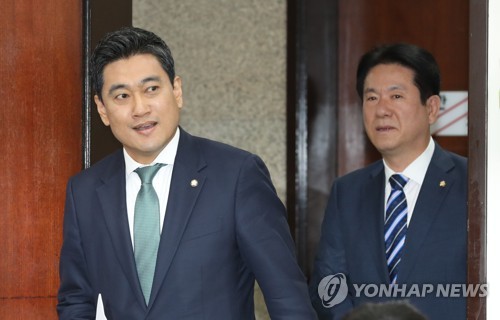 기자간담회 참석하는 오신환과 이동섭
