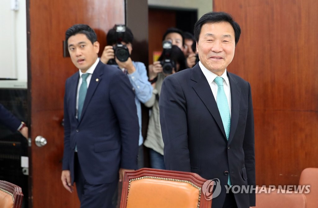 회의실 들어서는 손학규와 오신환