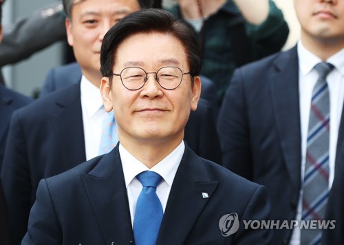 미소짓는 이재명 경기지사