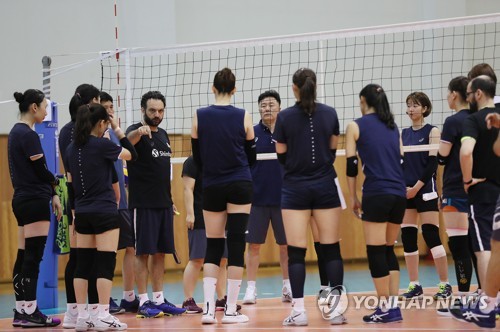 선수들에게 지시하는 라바리니 감독