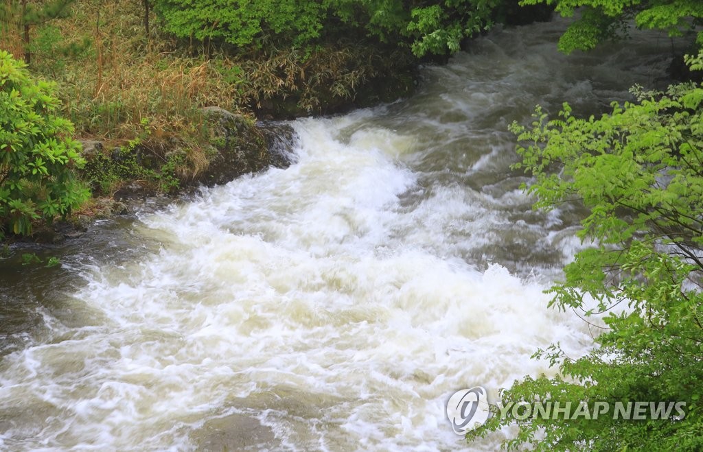 폭우에 불어난 제주 산지 하천