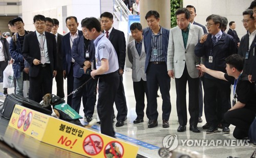 아프리카돼지열병 국경검역 현장 방문한 이낙연 총리