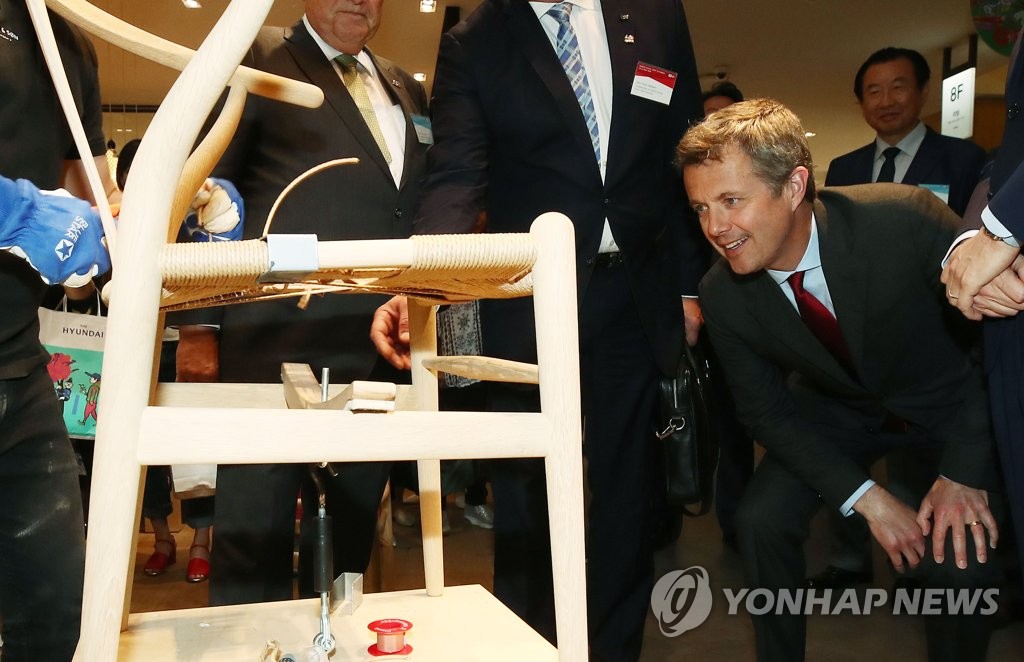 칼한센앤선 이벤트 부스 방문한 덴마크 왕세자