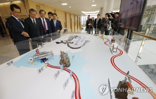 '강호축' 설명 듣는 문 대통령