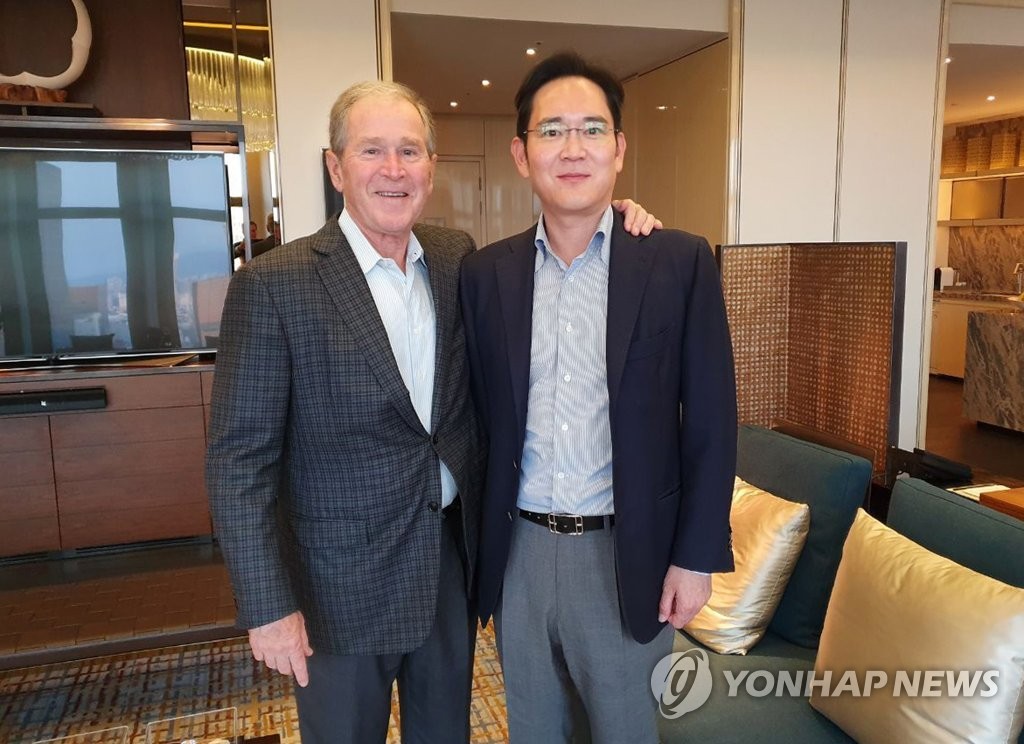 Samsung vice chairman, ex-U.S. President Bush meet Samsung vice chairman, ex-U.S. President Bush meet