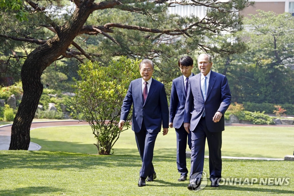 ブッシュ氏と庭園を散策 ブッシュ氏と庭園を散策