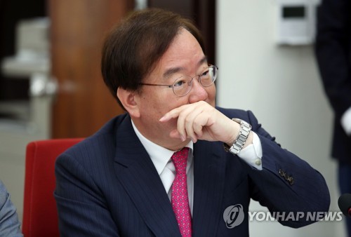 회의 참석하는 강효상