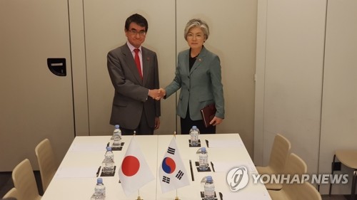 악수하는 한일 외교장관