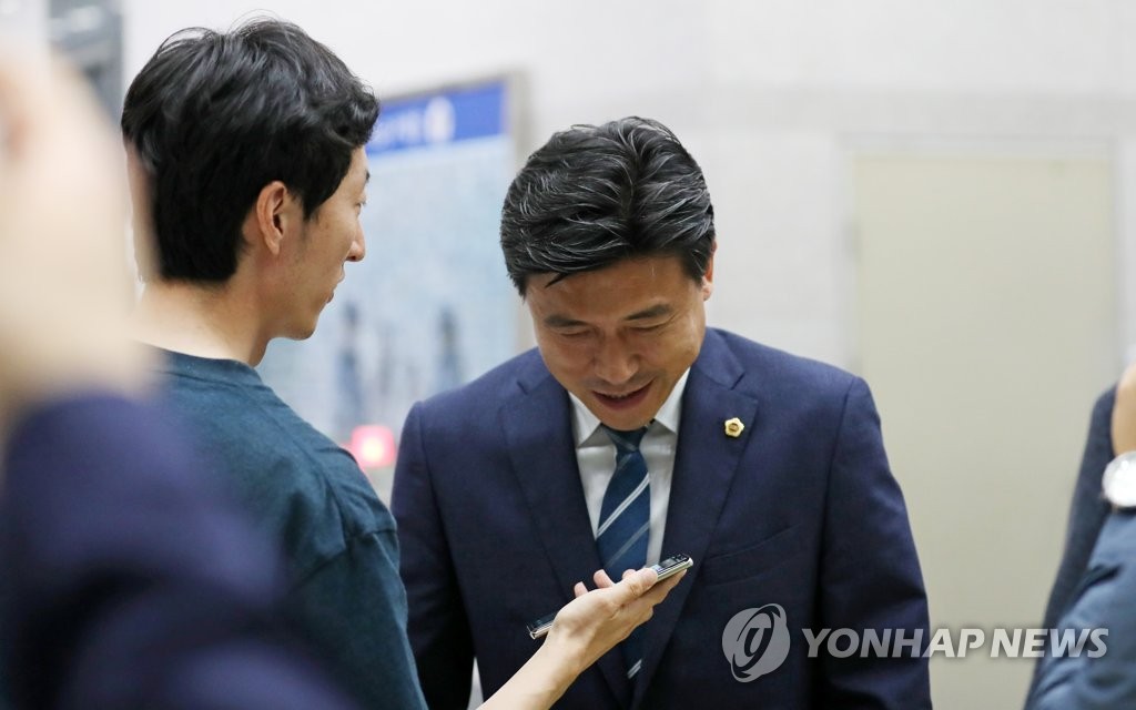 경찰 조사 받고 나서는 김종천 전 의장