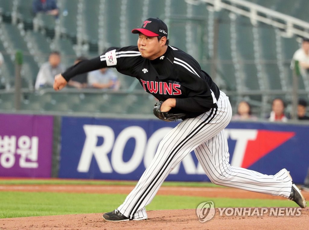 In this file photo from May 24, 2019, Ryu Jae-kuk of the LG Twins throws a pitch against the Lotte Giants in a Korea Baseball Organization regular season game at Sajik Stadium in Busan, 450 kilometers southeast of Seoul. (Yonhap)