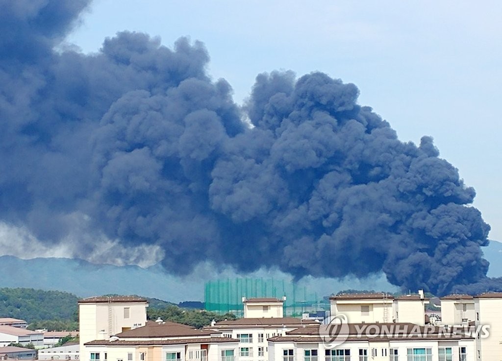 김해 공장 화재 현장서 퍼지는 검은 연기