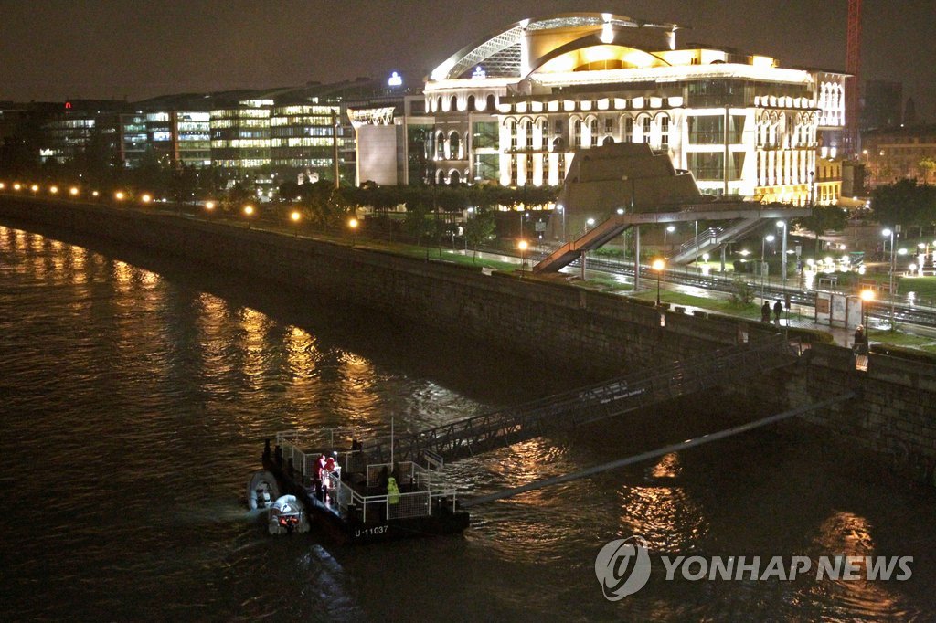 '한국인 탑승' 유람선 침몰한 다뉴브강에서 구조·수색작업