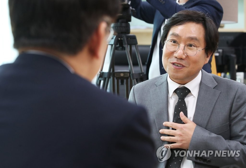 이재명 경기지사와 이야기 나누는 양정철 민주연구원장