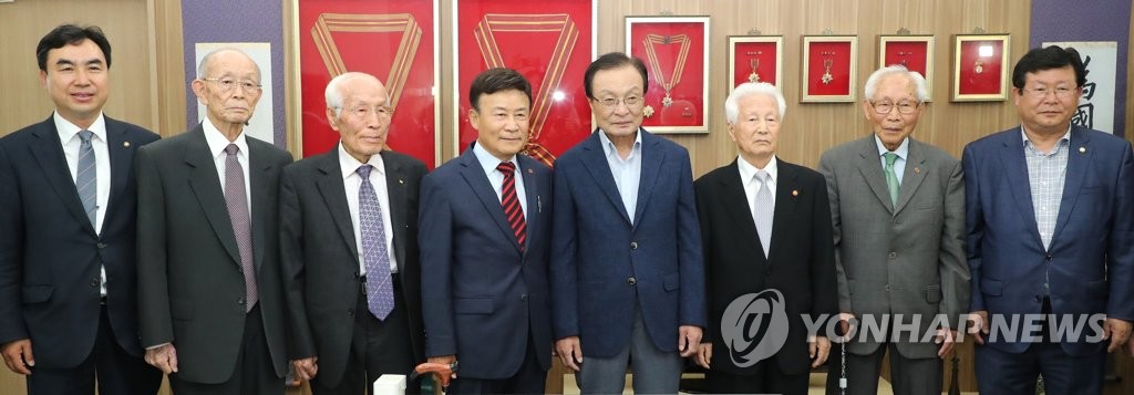 애국지사들과 기념촬영 하는 이해찬 대표