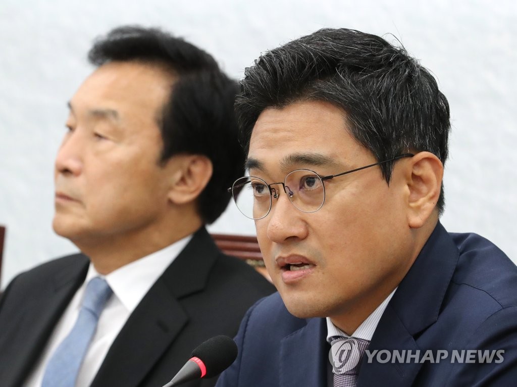 최고위원회의에서 발언하는 오신환