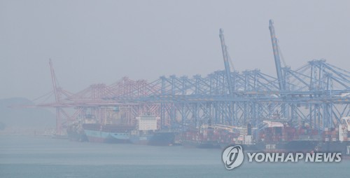 부산항 신항에 정박한 선박들