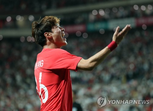 손 키스 날리는 황의조