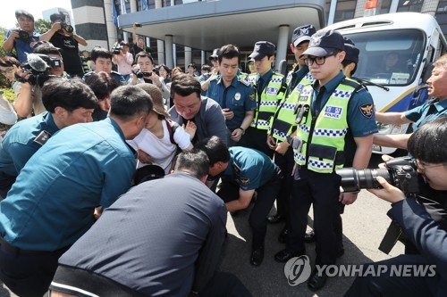 호송차량 막아선 피해자 유가족들
