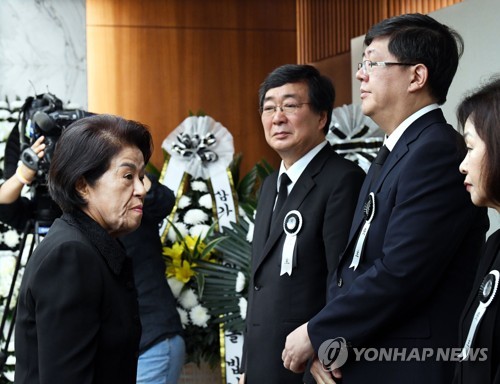 유가족과 인사하는 이순자 여사