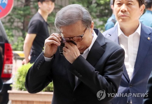 눈 닦는 이명박 전 대통령