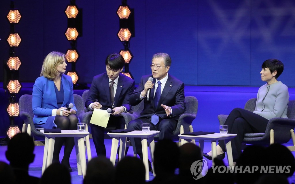 오슬로 포럼서 질문 답변하는 문 대통령
