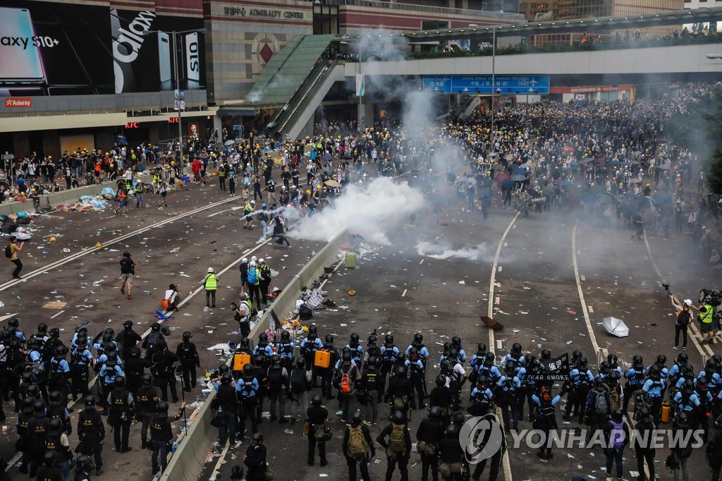 최루탄 발사하며 시위대 해산 시도하는 홍콩 경찰