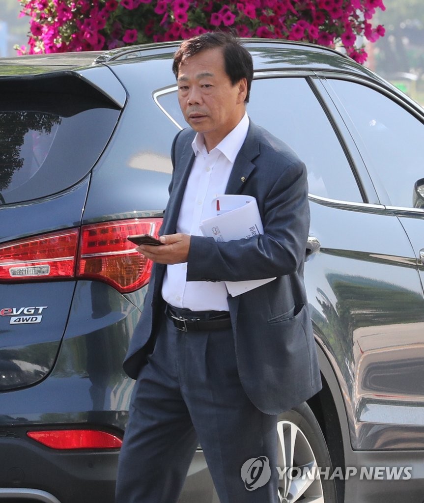 국회 나서는 이완영 의원