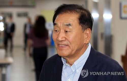 이재오 전 의원이 '반공법 사건' 재심 공판에 출석하는 모습.