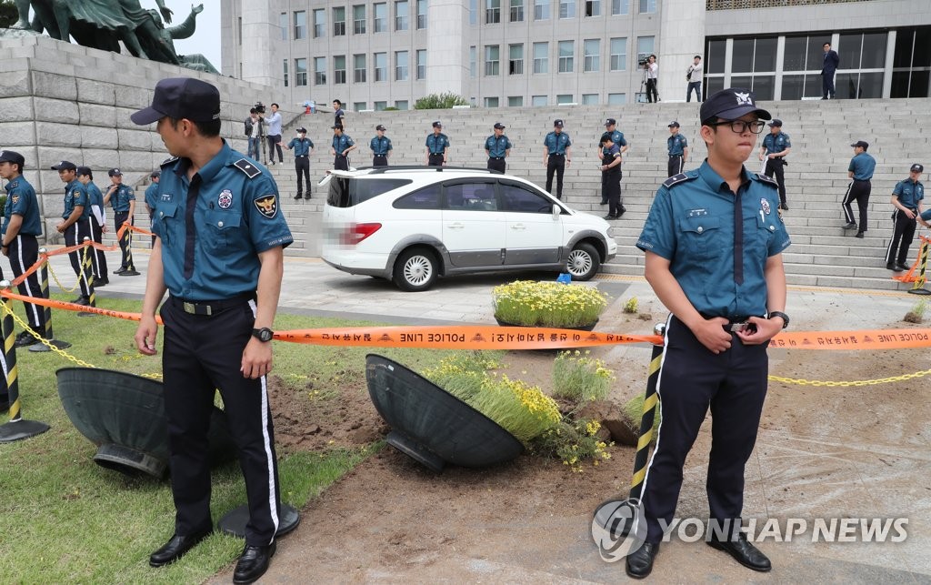 国会に車突っ込む 国会に車突っ込む