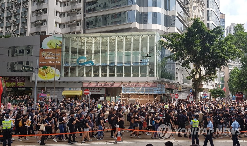 홍콩 도심 행진하는 '송환법 반대' 검은 시위대