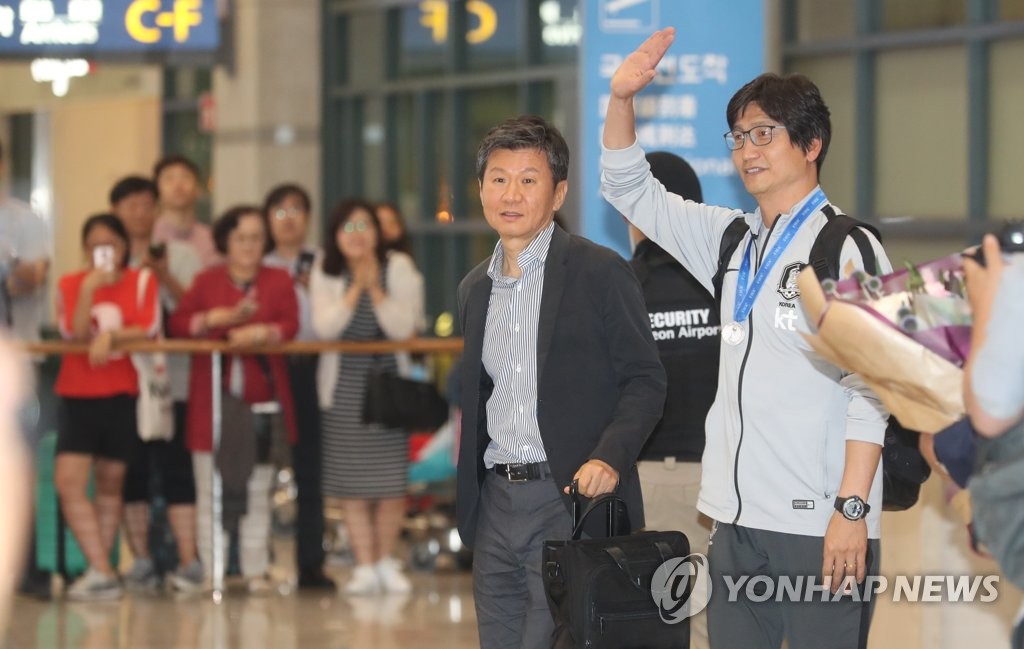 팬들에게 인사하는 정정용 감독