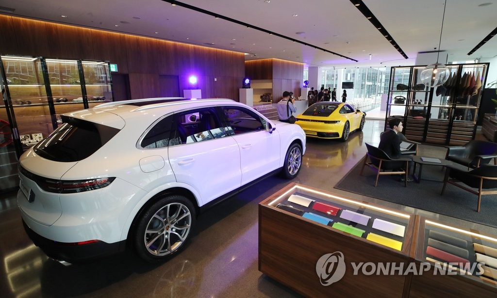 포르쉐의 과거와 현재 전시된 '포르쉐 스튜디오 청담'