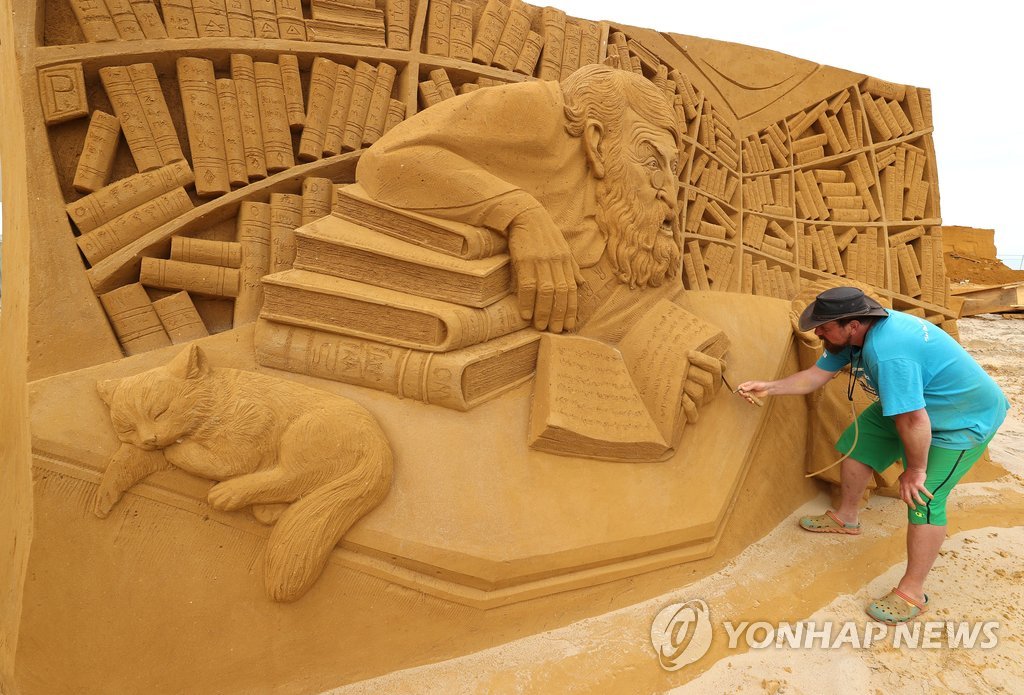 벨기에 모래 조각 축제서 작품 만드는 조각가