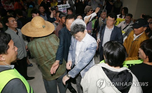 밀가루 뒤집어쓴 용역진