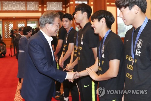 골든볼 이강인과 인사하는 문 대통령