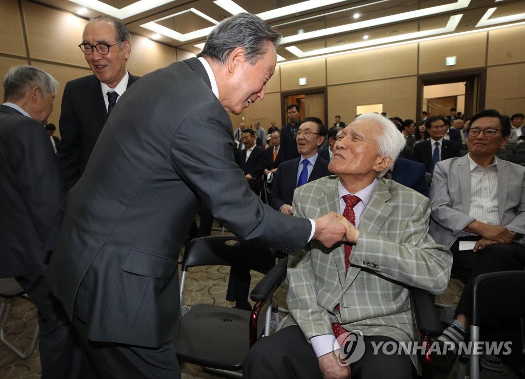 반갑게 인사 나누는 권노갑-최형우