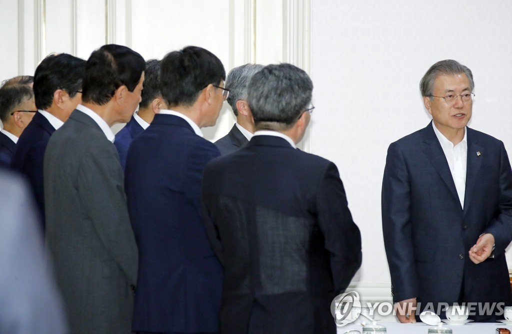 문 대통령, 반부패정책협의회 시작 전