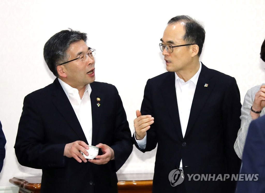 얘기 나누는 문무일 검찰총장과 민갑룡 경찰청장