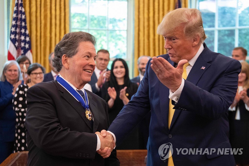 감세정책 토대 제공한 경제학자 래퍼, '자유 메달' 받아