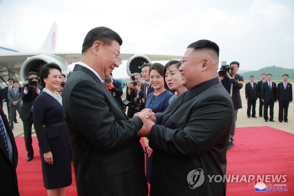 시진핑 국가주석과 악수하는 김정은 위원장