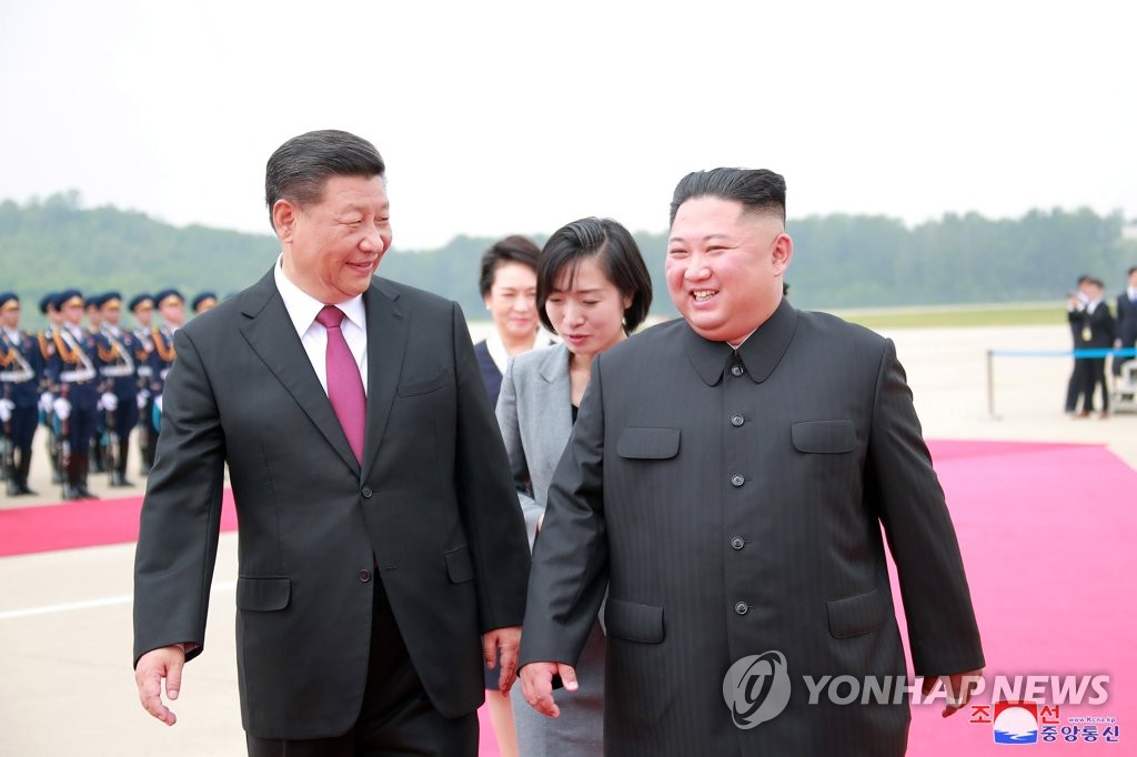 시진핑 주석 맞이하는 김정은 위원장