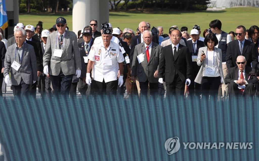 현충탑 참배하는 참전용사들