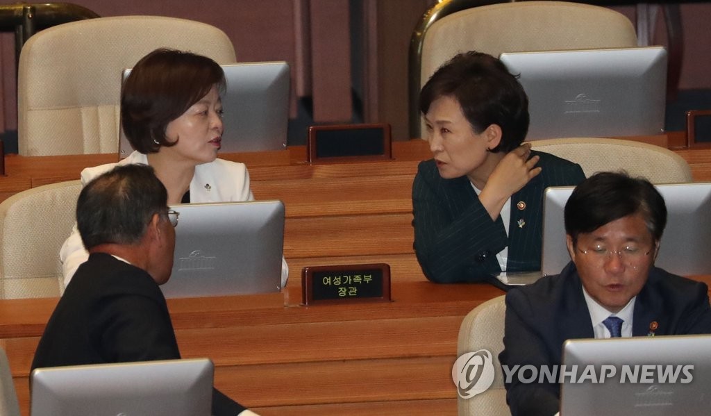 장관들과 이야기하는 김현미