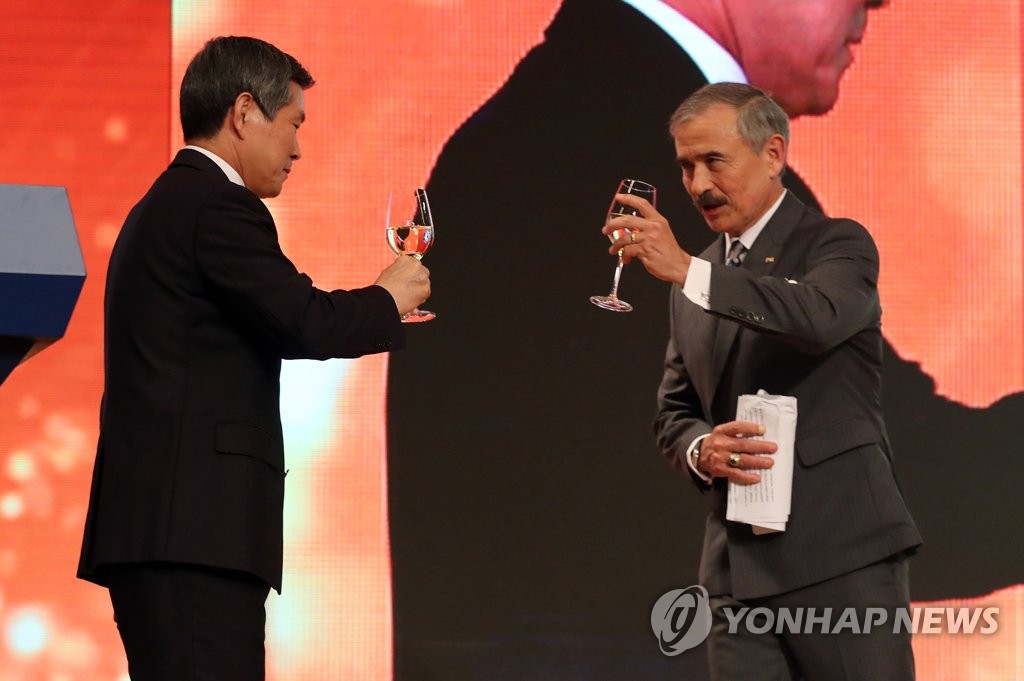 건배하는 정경두 장관과 해리 해리스 주한미대사