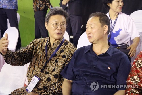 나란히 앉은 주인도네시아 남북 대사