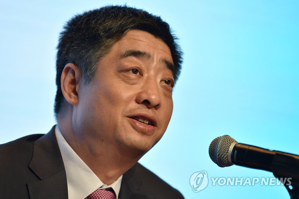 기자회견 하는 화훼이 순환회장…"고객사에 약속 지킬 것"