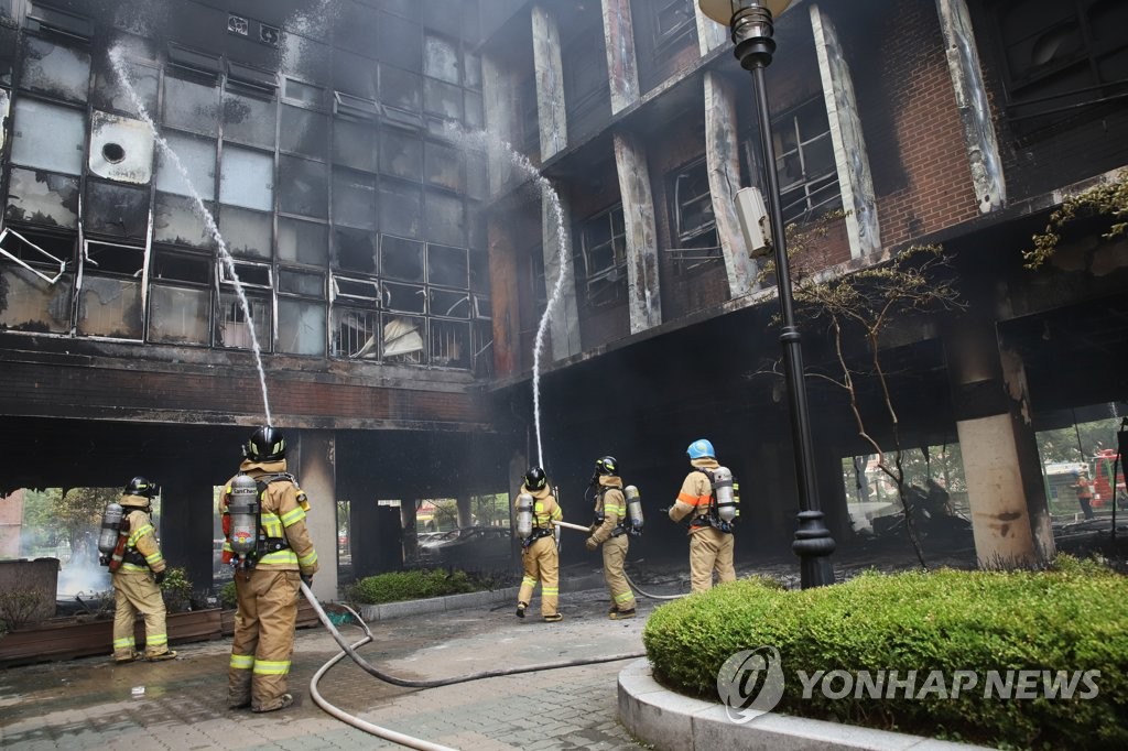 잔불 진화작업 하는 소방관